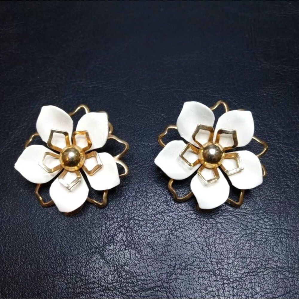 Vintage Signed EMMONS Gold Tone Flower Clip On Earrings White